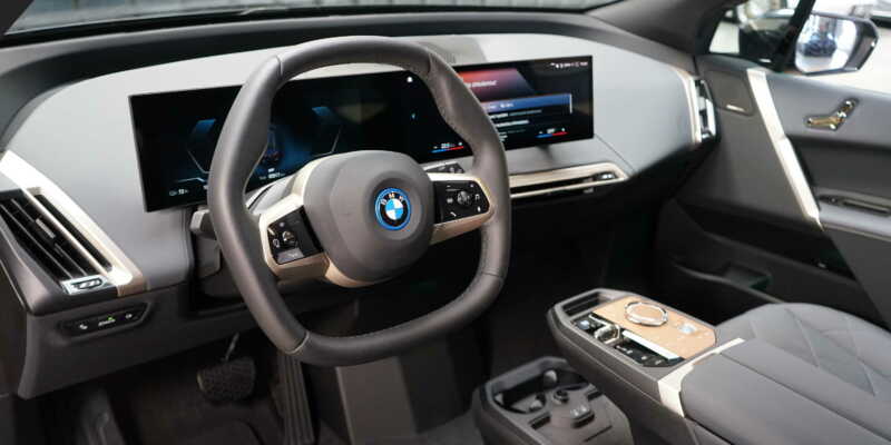 BMW iX: elektrizující silák s měkkou náručí