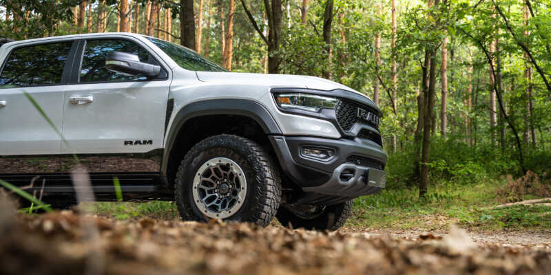 Dodge RAM 1500 TRX je hlavním konkurentem pro Ford F-150 Raptor R
