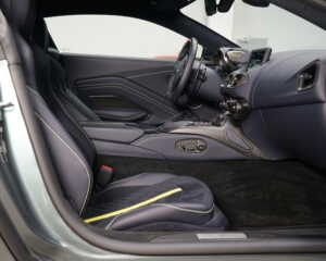 Aston Martin V12 Vantage